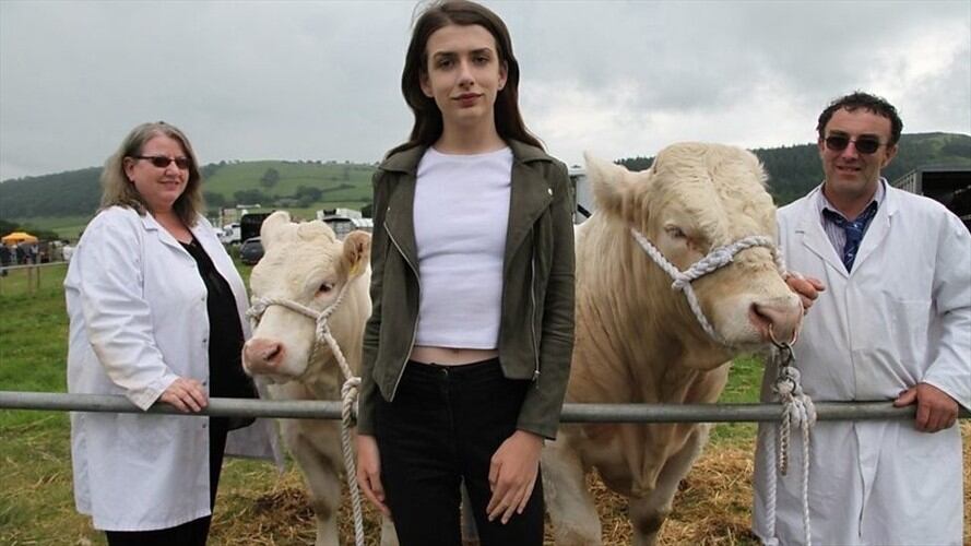 Llyr creció en una familia de granjeros, en una pequeña comunidad donde todos se conocen. Tiene 16 años y está en transición: pasando de ser niño a ser niña. Foto: BBC Mundo