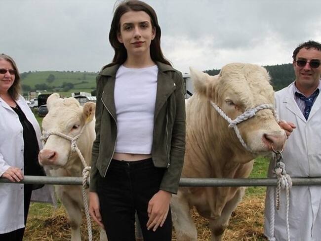 Llyr creció en una familia de granjeros, en una pequeña comunidad donde todos se conocen. Tiene 16 años y está en transición: pasando de ser niño a ser niña. Foto: BBC Mundo