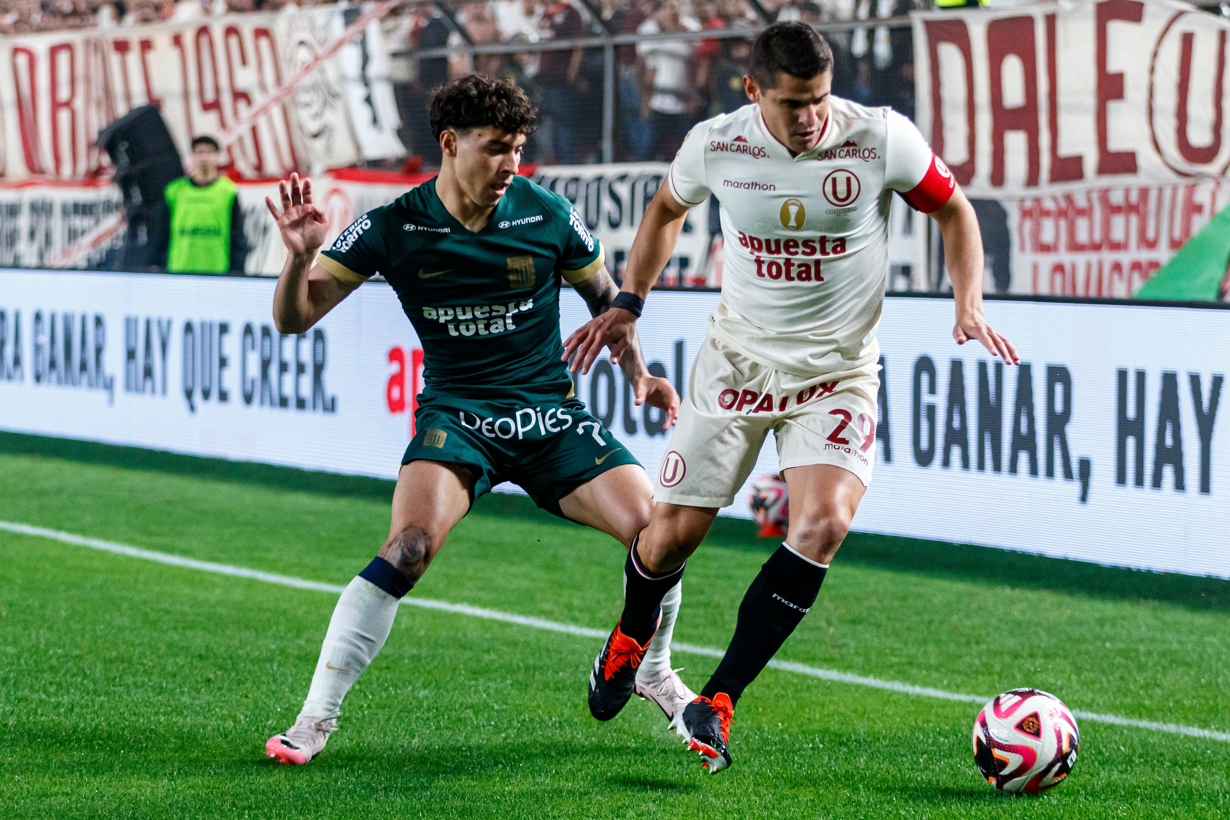 Franco Zanelatto en acción contra Aldo Corzo durante Universitario vs Alianza Lima, el 26 de julio de 2024 en Lima, Perú. (Foto de Carlos Sipán/Eurasia Sport Images/Getty Images)