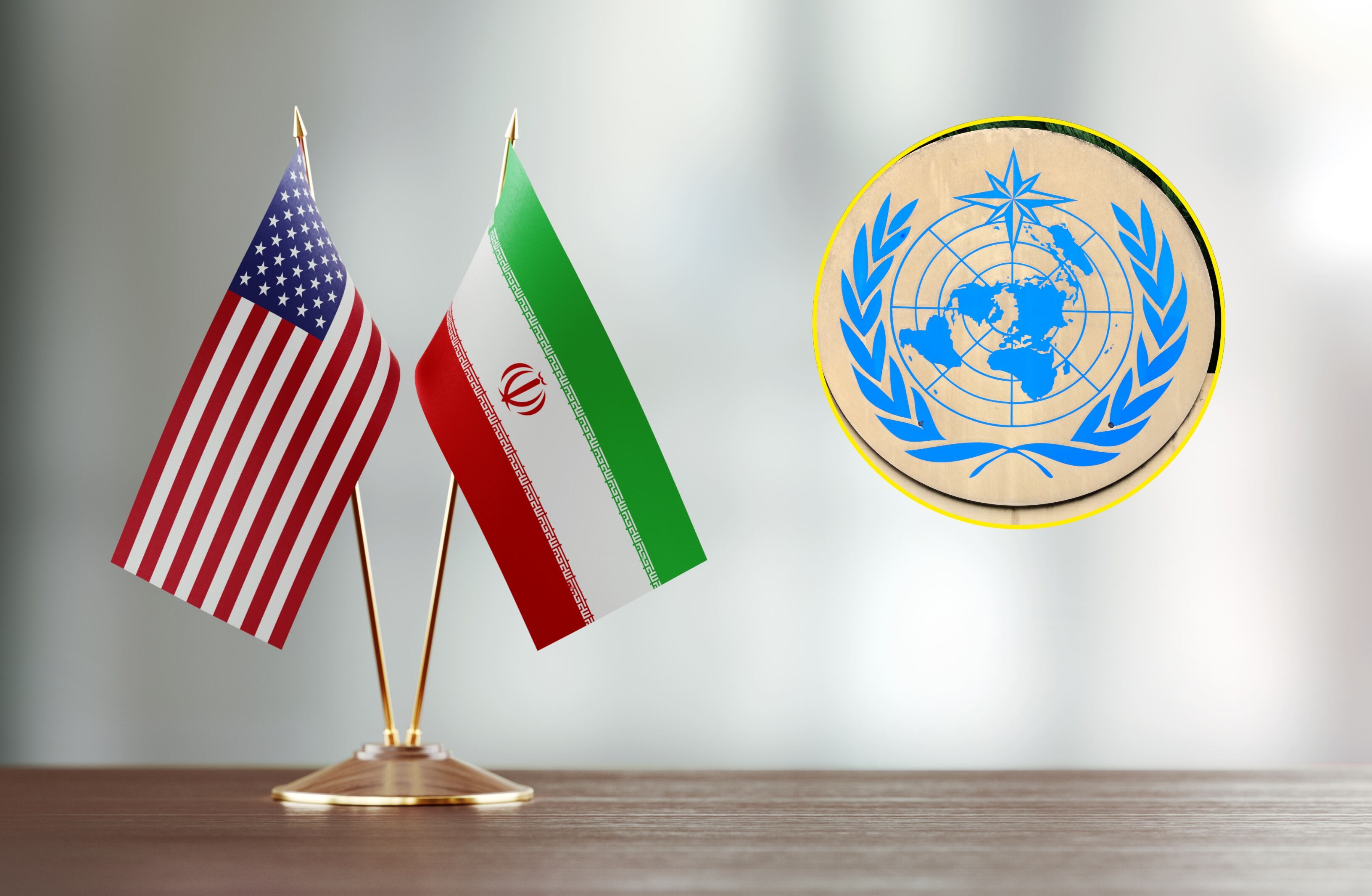 Banderas de Irán y EE.UU., logo de la ONU. Foto: MicroSruckHub y Fred De Noyelle/ GODONG vía Getty Images.