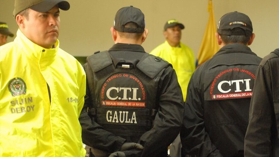 Agentes del CTI de la Fiscalía llegaron a las instalaciones del Invima. Foto: Colprensa