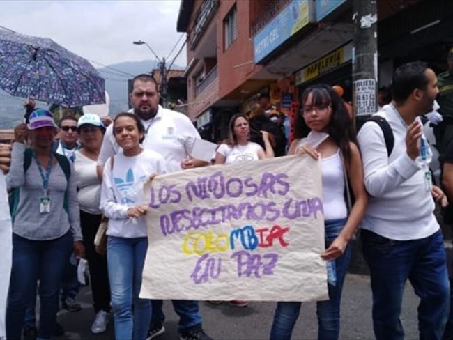 Ciudadanos de Medellín marcharon para rechazar la violencia contra los niños. Foto: Colprensa