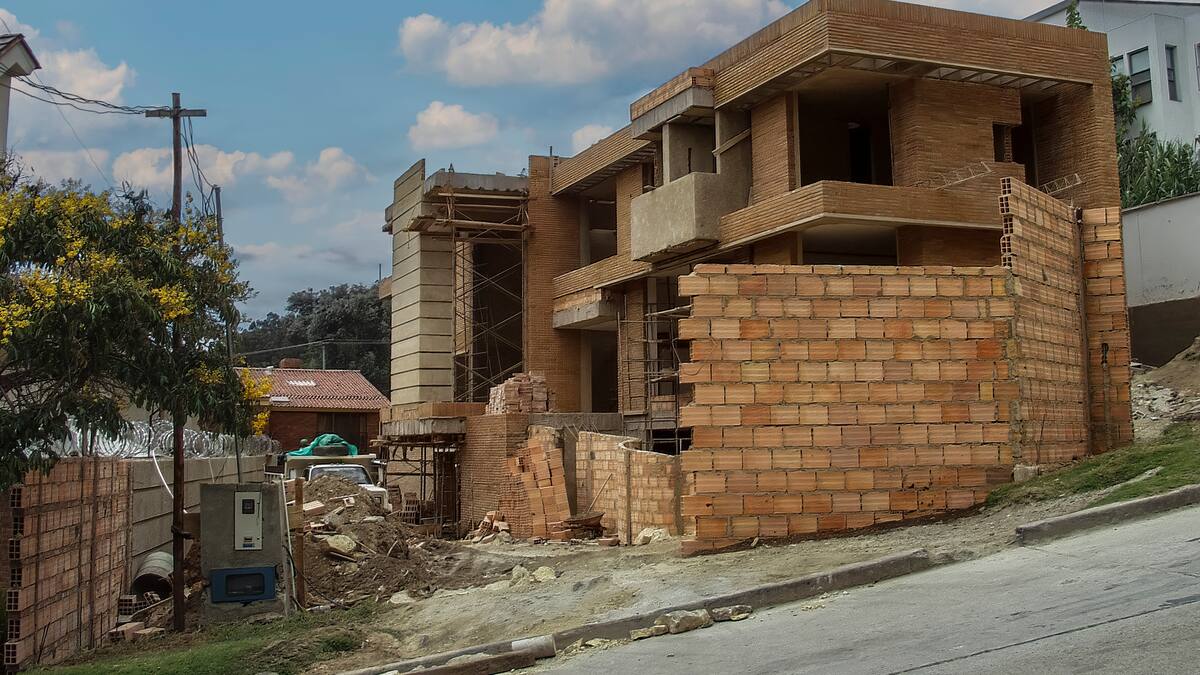 ¿Cuánto presta un banco para construir una casa en Colombia?