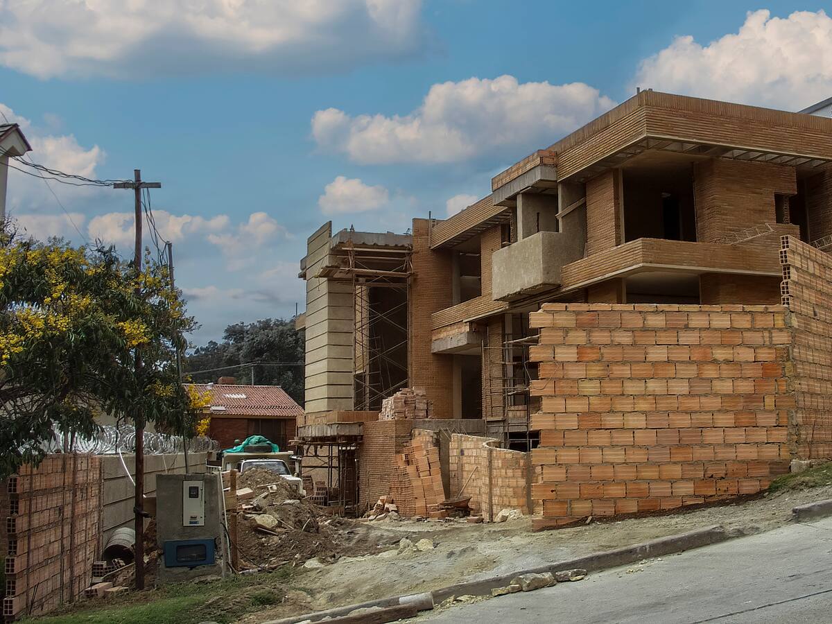 ¿Cuánto presta un banco para construir una casa en Colombia?