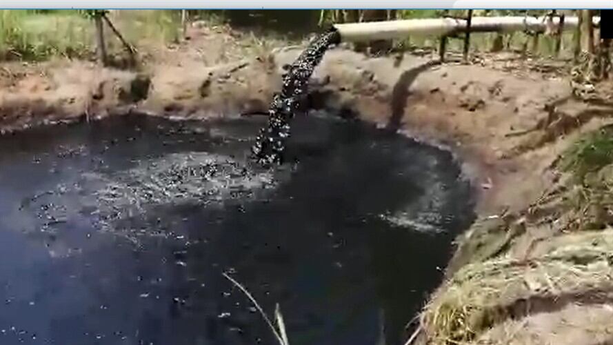 Denuncia ciudadana sobre derrame de crudo. Foto: Tomado de video ciudadano tomado por un concejal del municipio de Yondó – Antioquia