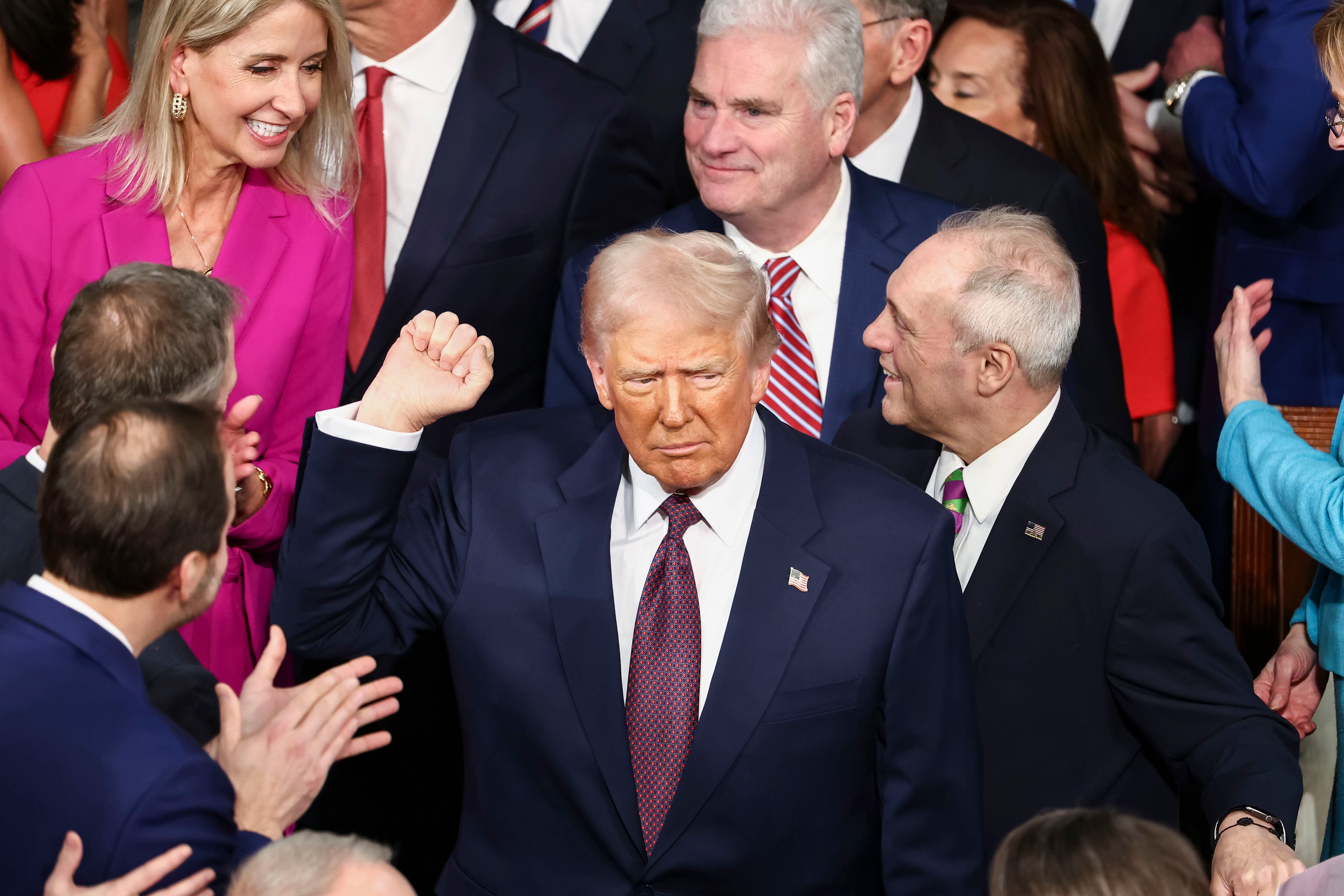 Presidente de Estados Unidos, Donald Trump, llegando a dar su discurso en las dos cámaras del Congreso. FOTO: EFE/EPA/JIM LO SCALZO