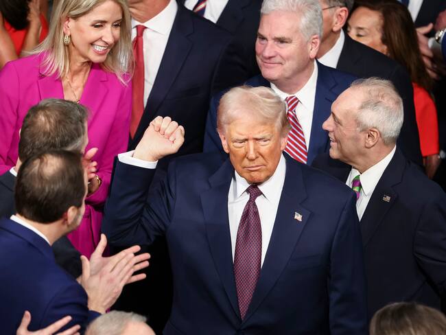 Presidente de Estados Unidos, Donald Trump, llegando a dar su discurso en las dos cámaras del Congreso. FOTO: EFE/EPA/JIM LO SCALZO