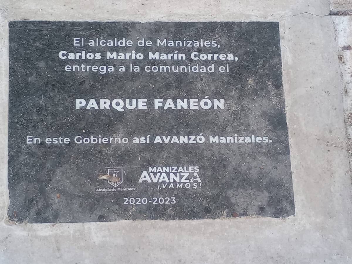 Placas en obras con el nombre del alcalde de Manizales generan polémica