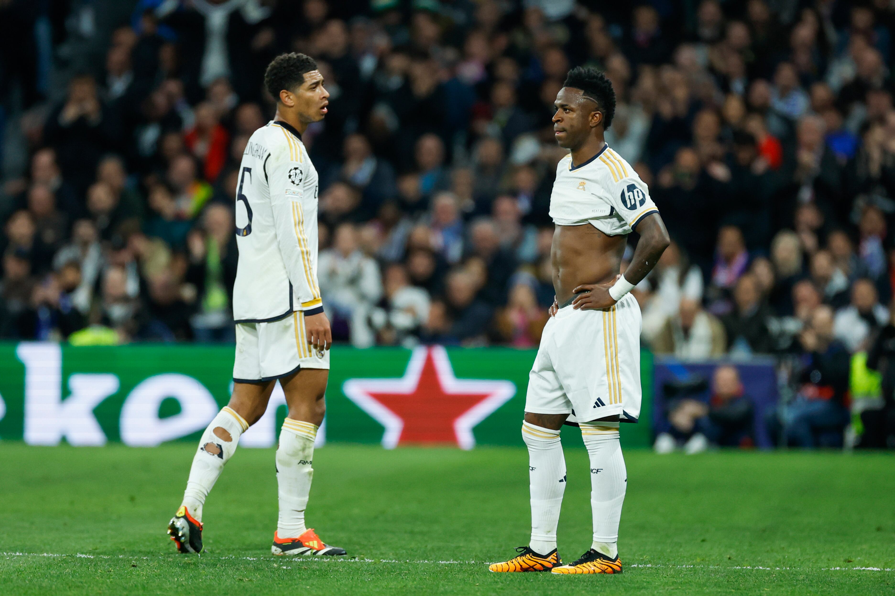Los jugadores del Real Madrid, el brasileño Vinicius Jr. (d) y el inglés Jude Bellingham, durante el partido de vuelta de los octavos de final de la Liga de Campeones que Real Madrid y RB Leipzig. EFE/Juanjo Martín.