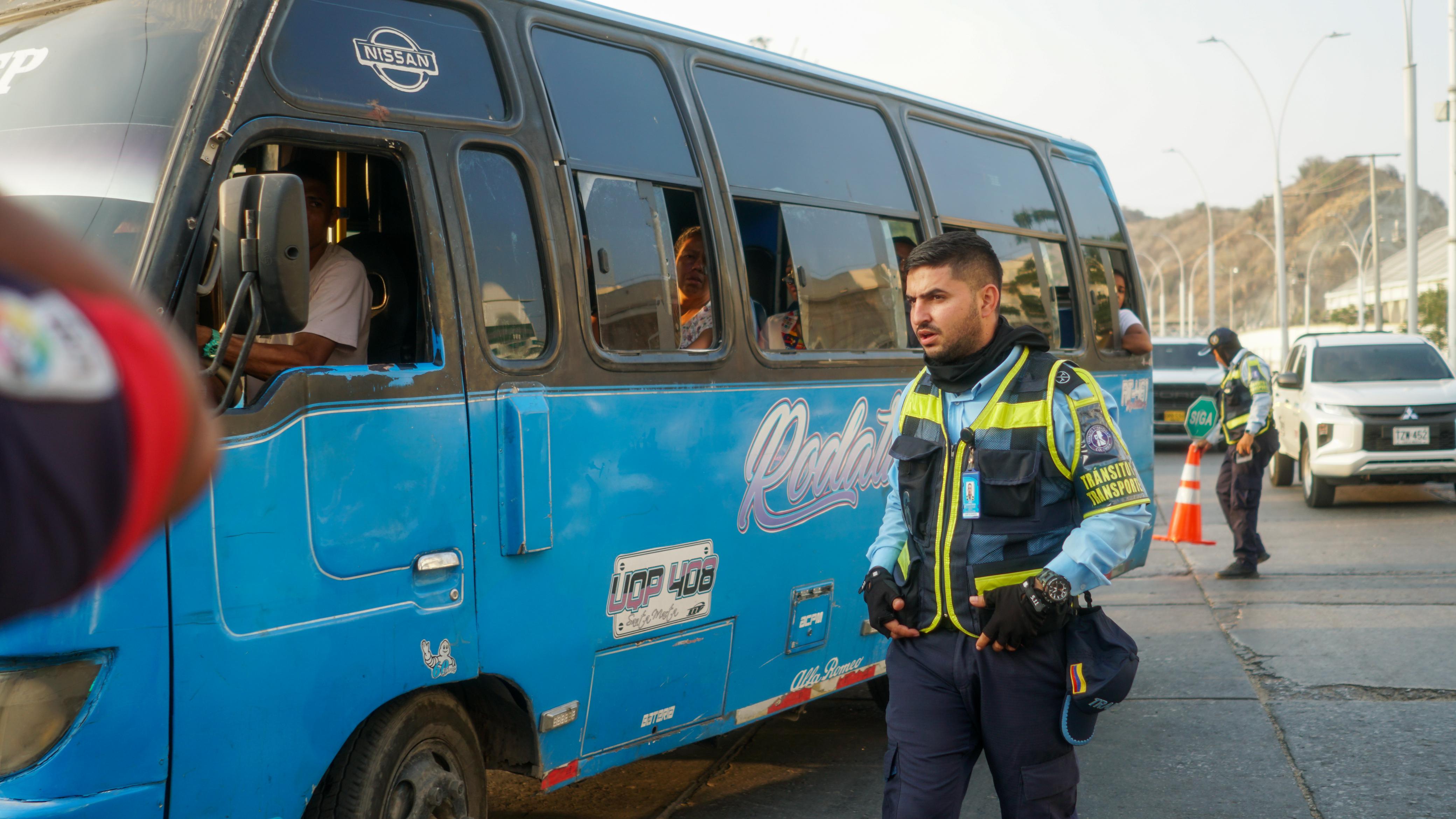 Inspección a vehículos de transporte público/ Alcaldía de Santa Marta