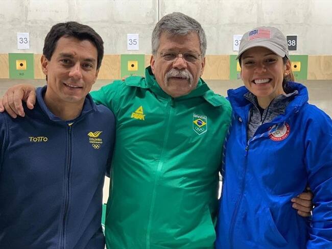 Bernardo Tobar junto a sus hijos Bernardo y Nathalia. Foto: Cortesía