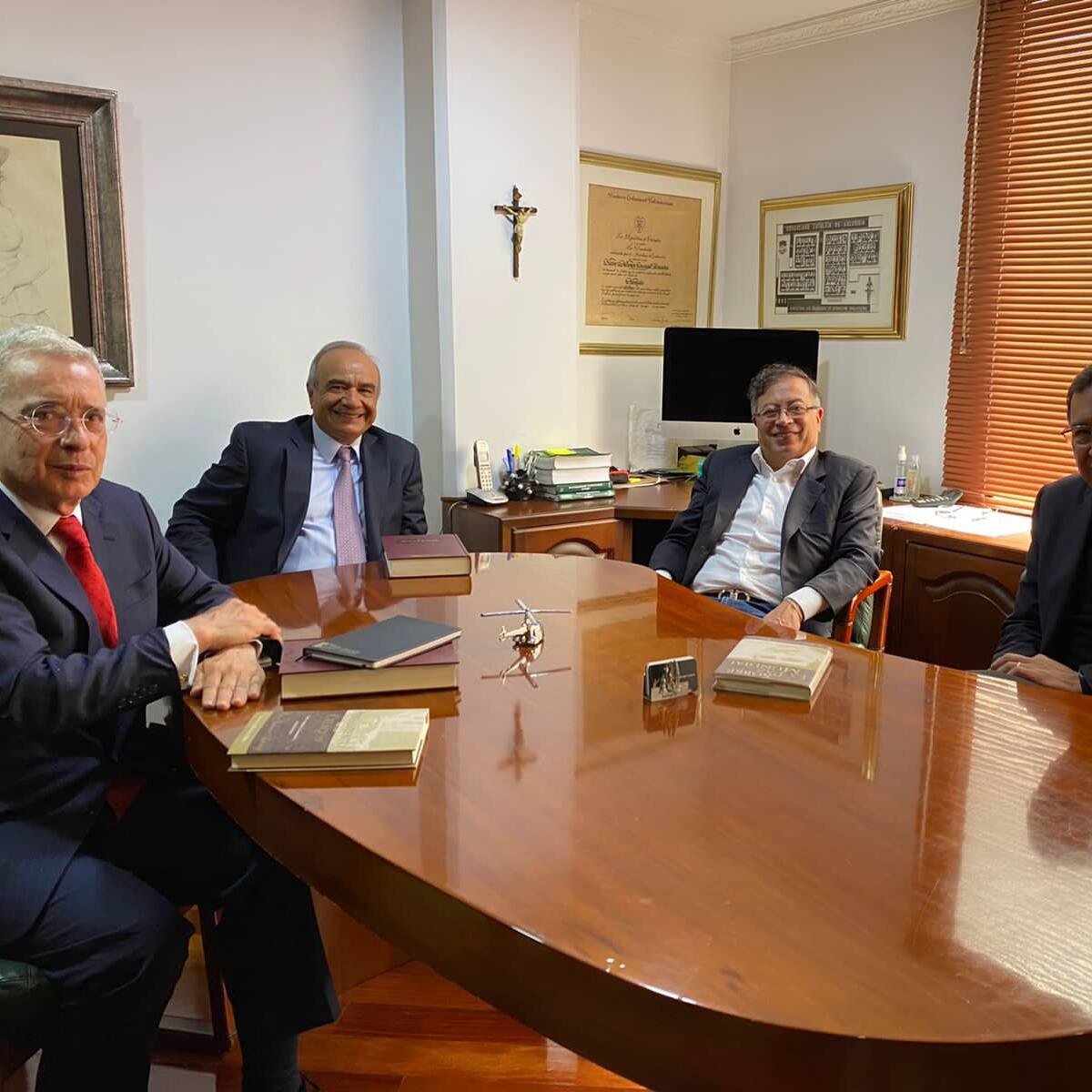 Estamos agradecidos, lo escuchamos y nos escuchó: Uribe tras reunión con Petro