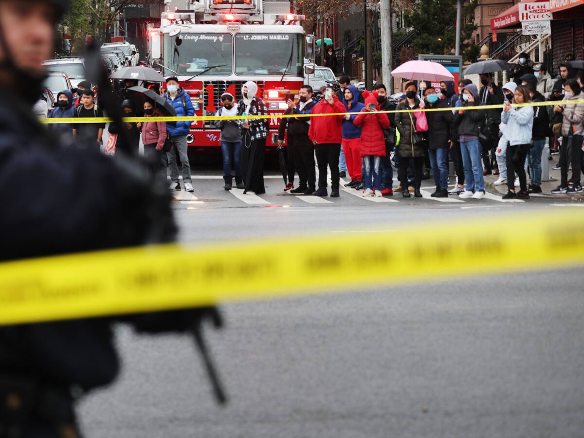 La policía busca a un sospechoso por el tiroteo en el metro de Nueva York