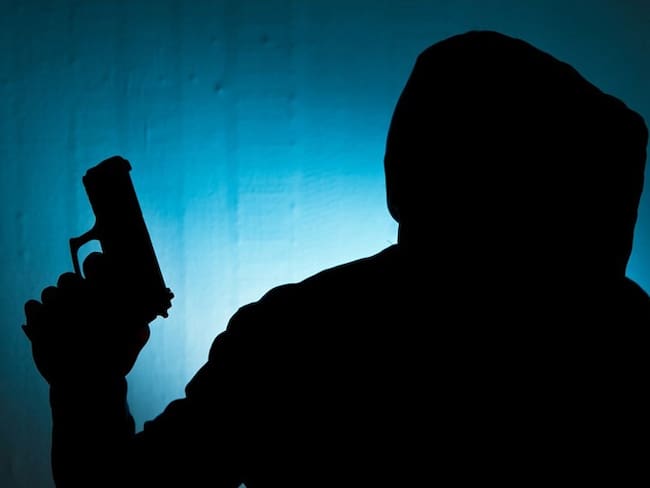 Cuatro hombres armados intimidaron a los ciudadanos y se llevaron celulares, bolsos y computadores.. Foto: Getty Images