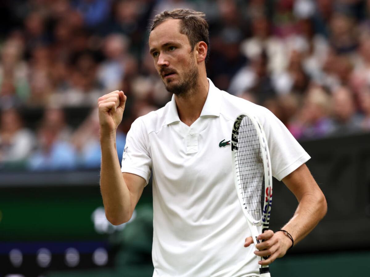 Medvedev doblegó al renqueante Sinner y entra en semifinales de Wimbledon