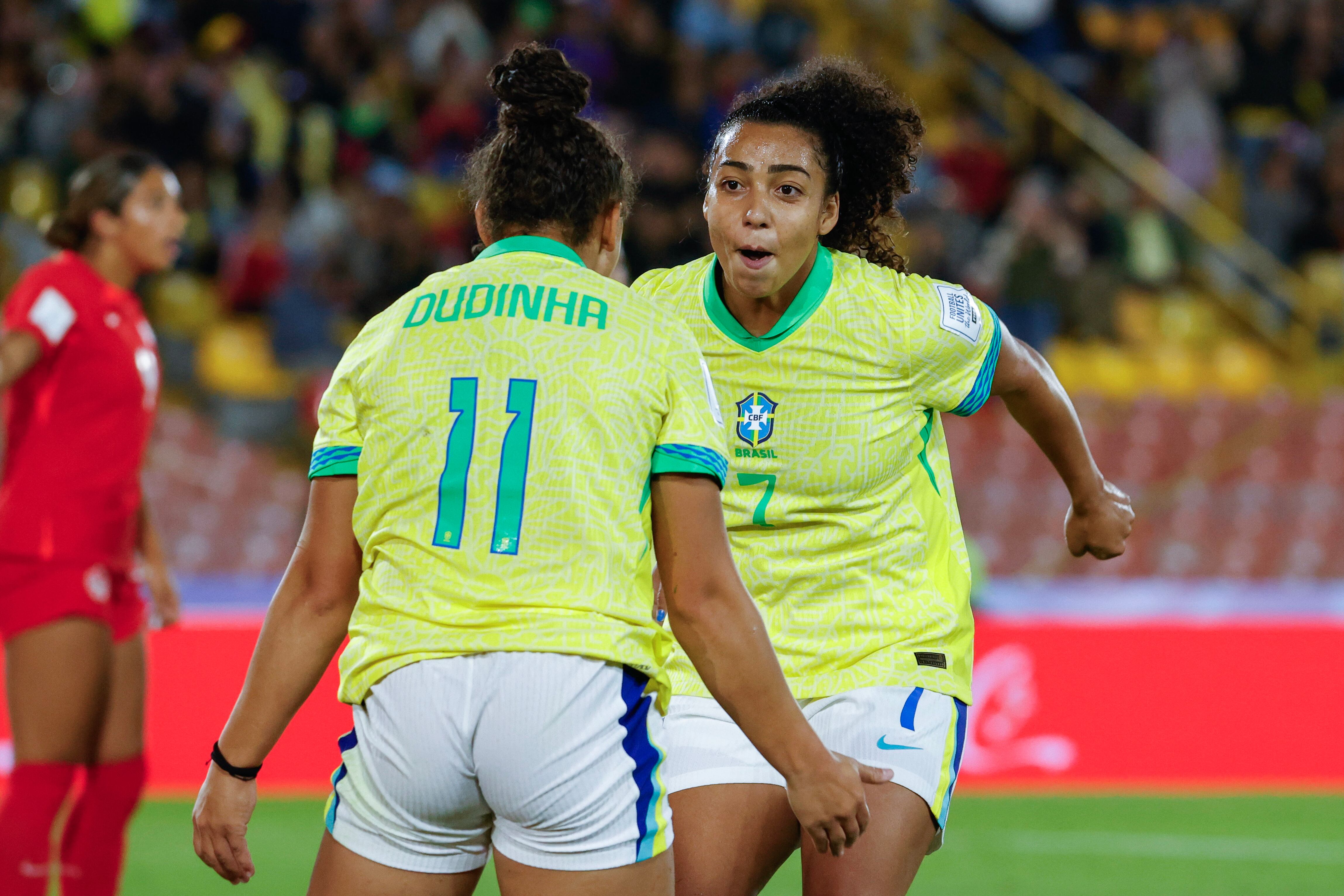 AME6674. BOGOTÁ (COLOMBIA), 06/09/2024.- Amanda Allen (d) y Dudinha de Brasil celebran un gol este viernes, en un partido del grupo B de la Copa Mundial Femenina sub-20 entre las selecciones de Canadá y Brasil en el estadio El Campín en Bogotá (Colombia). EFE/ Mauricio Dueñas Castañeda