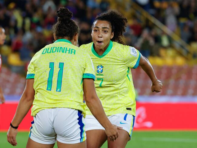 AME6674. BOGOTÁ (COLOMBIA), 06/09/2024.- Amanda Allen (d) y Dudinha de Brasil celebran un gol este viernes, en un partido del grupo B de la Copa Mundial Femenina sub-20 entre las selecciones de Canadá y Brasil en el estadio El Campín en Bogotá (Colombia). EFE/ Mauricio Dueñas Castañeda