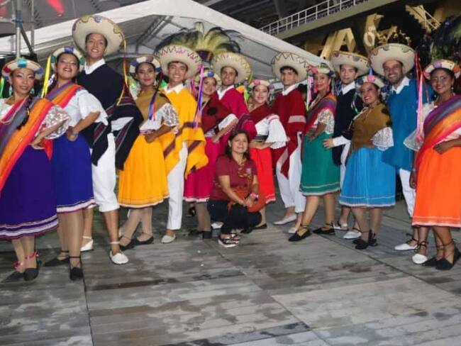 Roban trajes a bailarines tras presentación en el estadio Pascual Guerrero