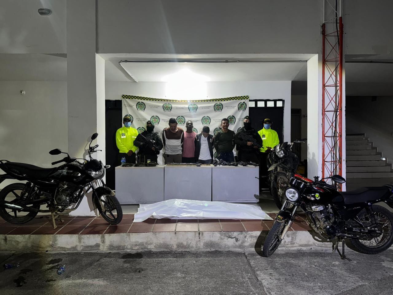 Integrantes del Clan del Golfo capturados por la Policía en el marco de la operación Agamenón en Roldanillo, Valle del Cauca. (X - @DirectorPolicia)