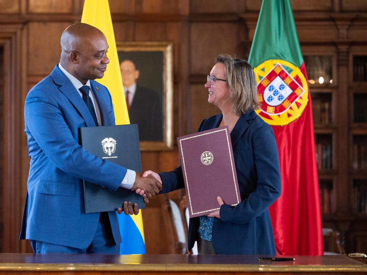 Colombia y Portugal firman memorando de entendimiento para producción de pasaportes