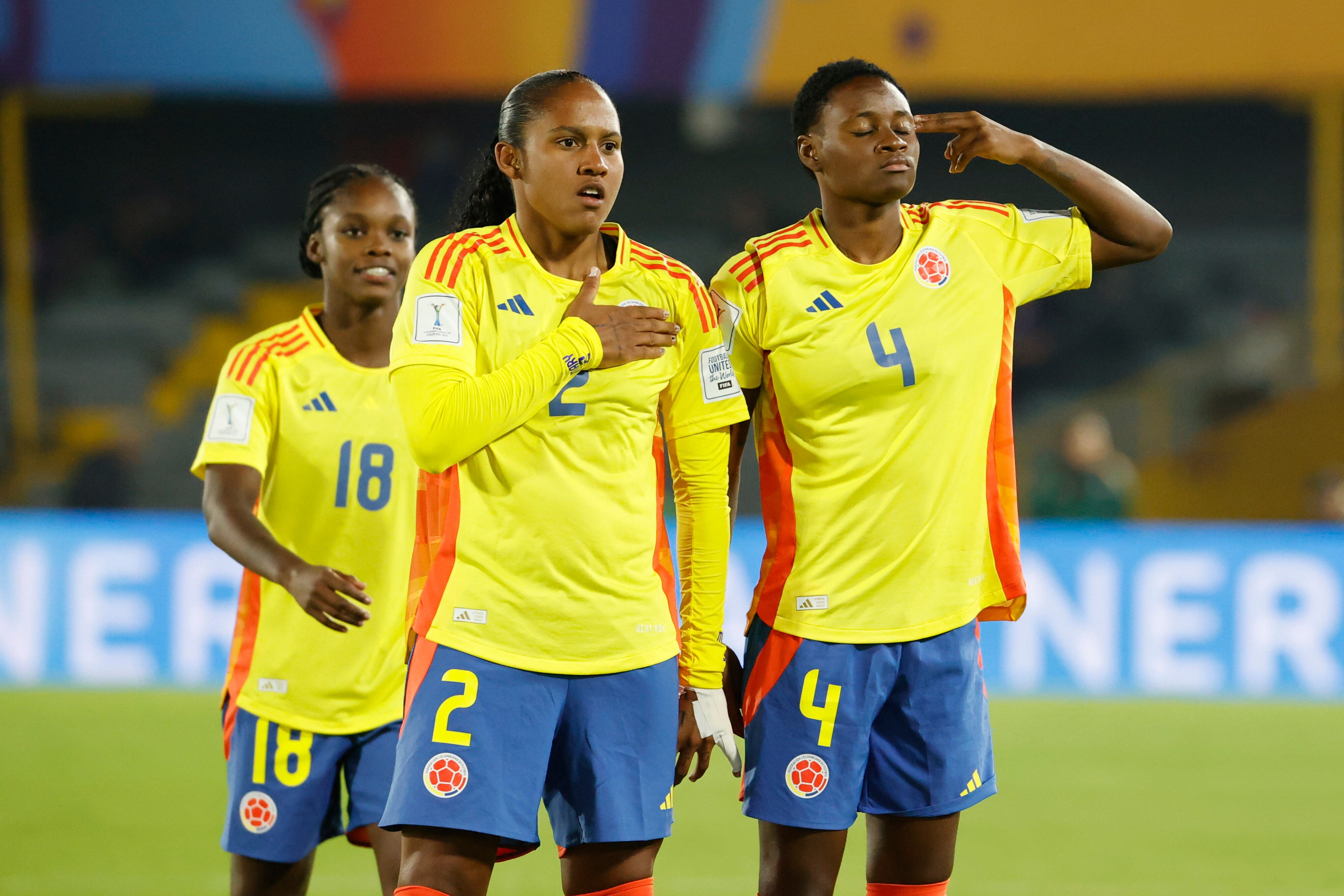 Yunaira Jessely López (d) de Colombia celebra su gol con Mary José Álvarez (c) este sábado, en un partido del grupo A de la Copa Mundial Femenina sub-20 entre las selecciones de Colombia y Australia en el estadio El Campín en Bogotá (Colombia). EFE/ Mauricio Dueñas Castañeda