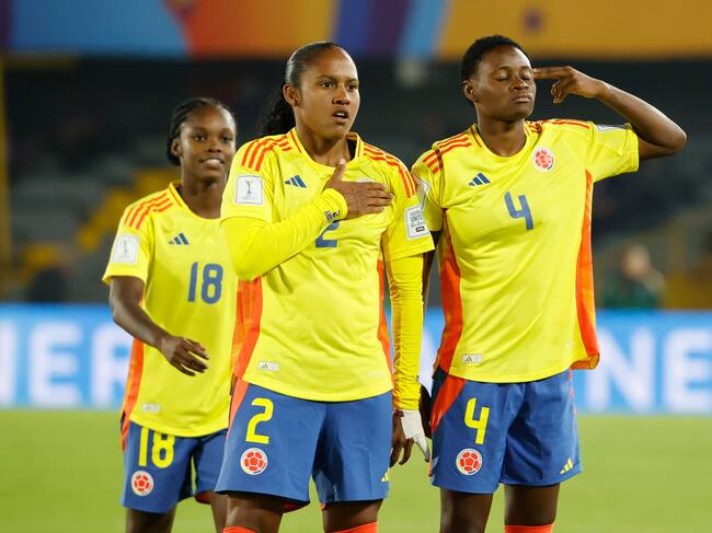 Yunaira Jessely López (d) de Colombia celebra su gol con Mary José Álvarez (c) este sábado, en un partido del grupo A de la Copa Mundial Femenina sub-20 entre las selecciones de Colombia y Australia en el estadio El Campín en Bogotá (Colombia). EFE/ Mauricio Dueñas Castañeda