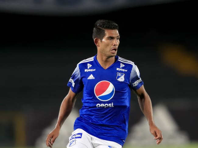 BOGOTA, COLOMBIA - FEBRUARY 15: Macalister Silva controls the ball during a match between Millonarios and Boyaca Chico FC as part of Liga Betplay at Estadio El Campin on February 15, 2020 in Bogota, Colombia. (Photo by Daniel Munoz/Getty Images)