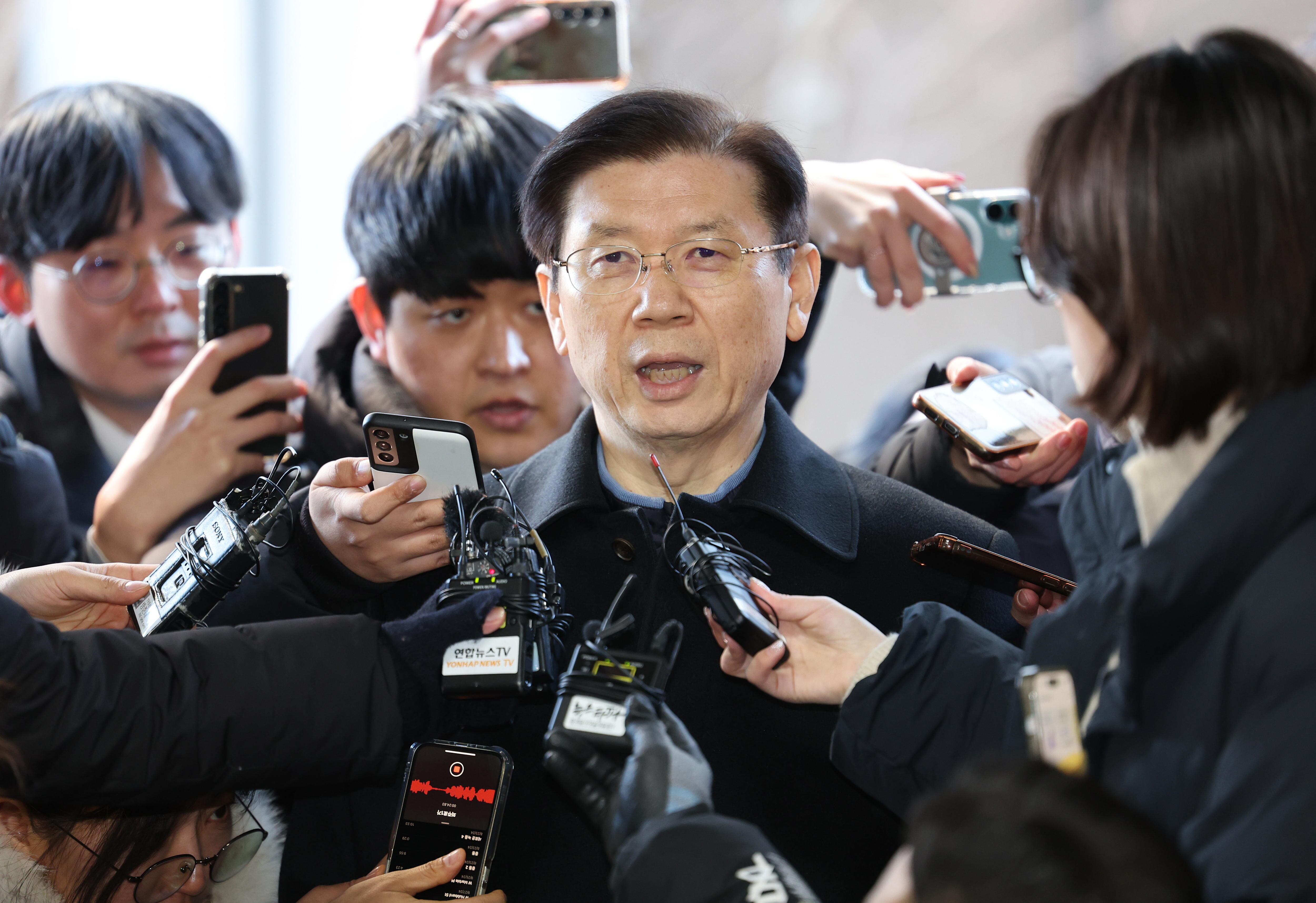 Seúl (República de Corea), 10/01/2025.- Park Chong-jun, jefe del Servicio de Seguridad Presidencial, rodeado por periodistas en su comparecencia ante el Cuartel General de Investigación Conjunta.