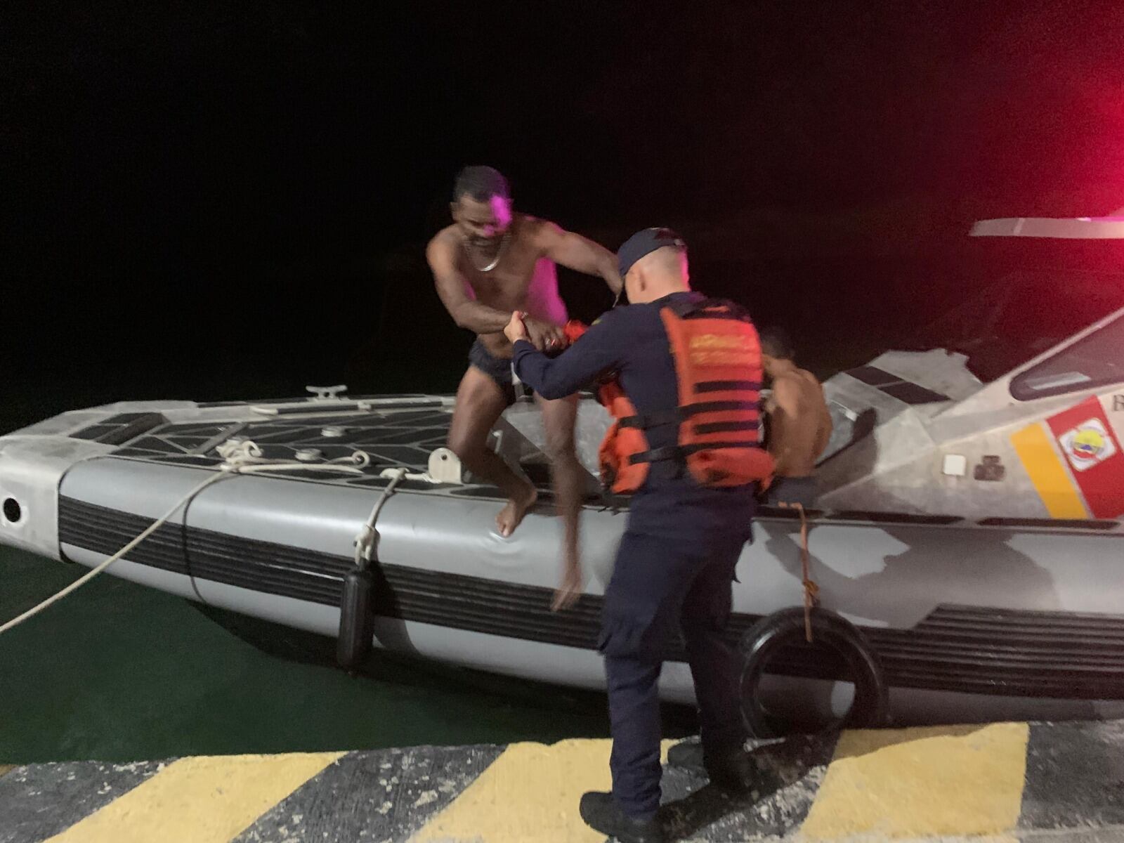 Rescatan dos pescadores que naufragaron en el Mar Caribe