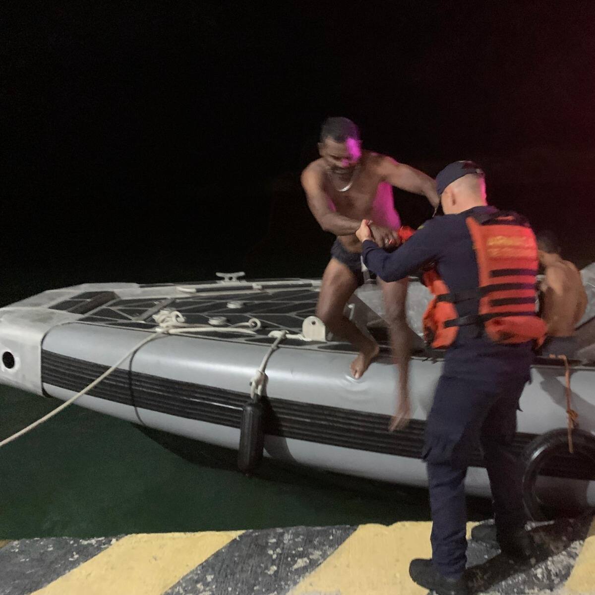 Rescatan dos pescadores que naufragaron en el Mar Caribe