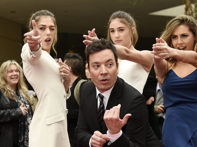 Jimmy Fallon posa con las Señoritas Globos de Oro 2017, las hermanas Sistine, Scarlet y Sophia Stallone (de izquierda a derecha) tras colocarse la alfombra roja para la gala. Foto: Associated Press - AP -  Chris Pizzello