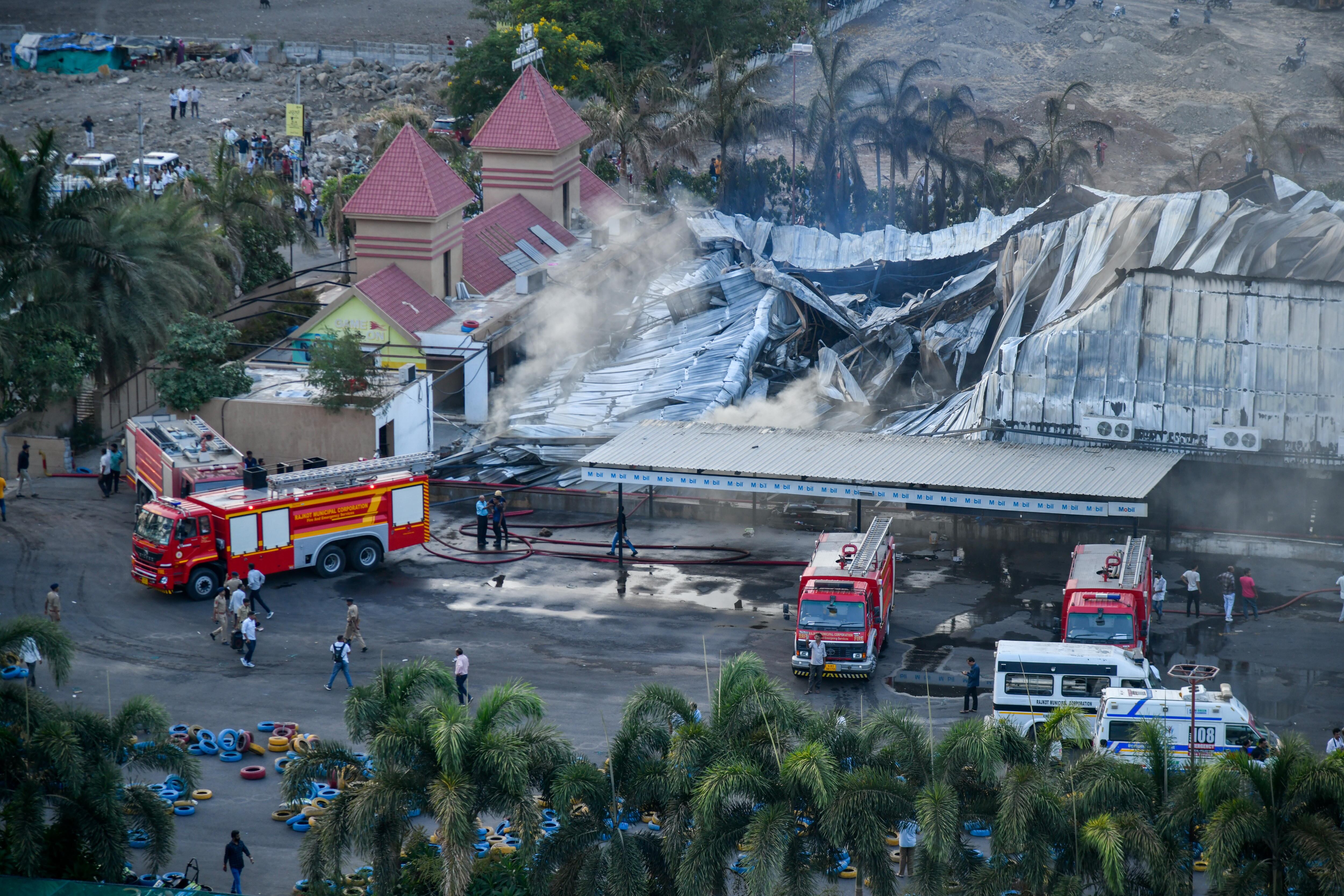 Incendio en complejo de juegos en el oeste de India. Foto: EFE/EPA/CHIRAG CHOTALIYA