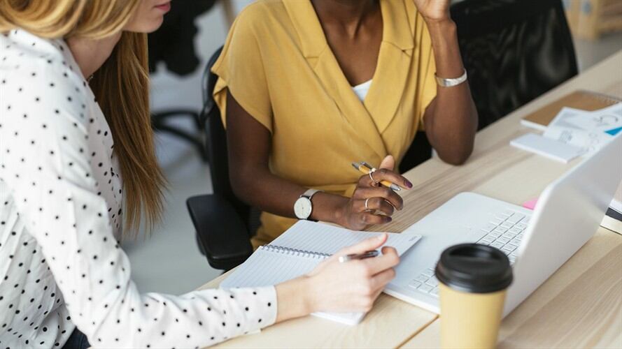 Empezó a regir el piso mínimo de protección social para que quienes ganan menos del salario mínimo en Colombia puedan acceder a un ahorro para su vejez. Foto: Getty Images