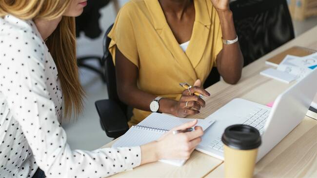 Empezó a regir el piso mínimo de protección social para que quienes ganan menos del salario mínimo en Colombia puedan acceder a un ahorro para su vejez. Foto: Getty Images
