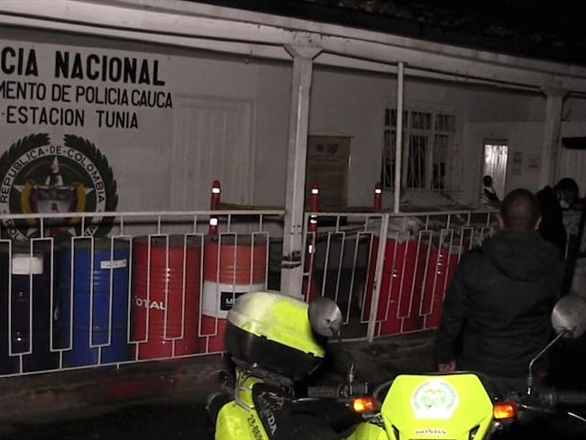 Hostigan a la Fuerza Pública en la vía Panamericana en Cauca