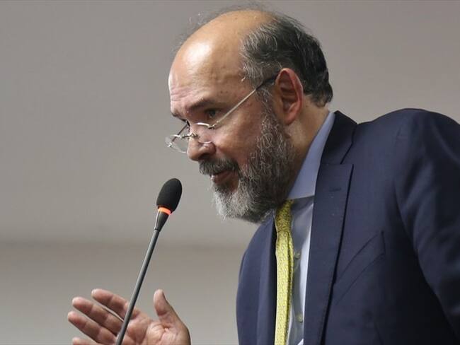 El juez 10 de conocimiento de Bogotá compulsó copias para que se investigue a Juan Sebastián Fajardo, abogado del expresidente de la Corte Suprema, Francisco Ricaurte, procesado por el 'cartel de la t. Foto: Colprensa