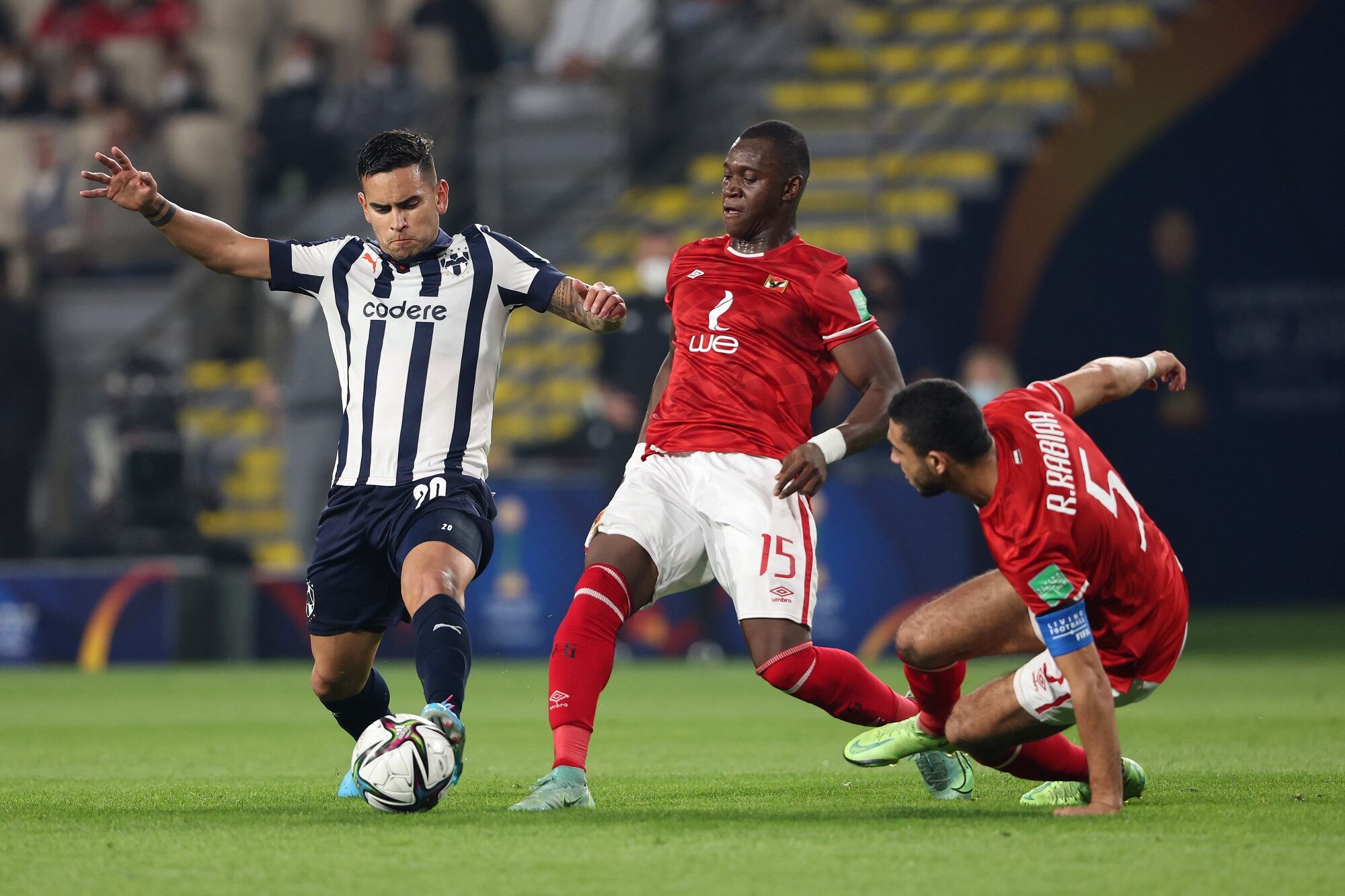 Sebastian Vegas del Monterrey y Dieng Aliou en el jugado del Mundial de Clubes entre Monterrey y Al Ahly