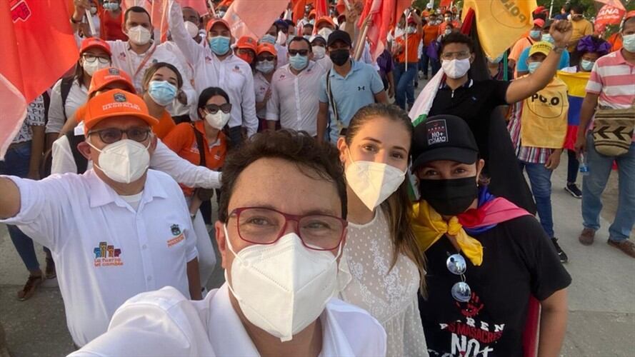 Los funcionarios se deben al pueblo: Caicedo al participar nuevamente en las marchas. Foto: Gobernación del Magdalena