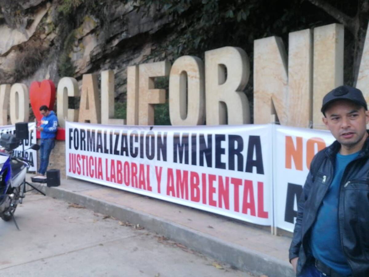 Mineros protestan en Santander: presidente Petro dice que el agua es más importante que el oro
