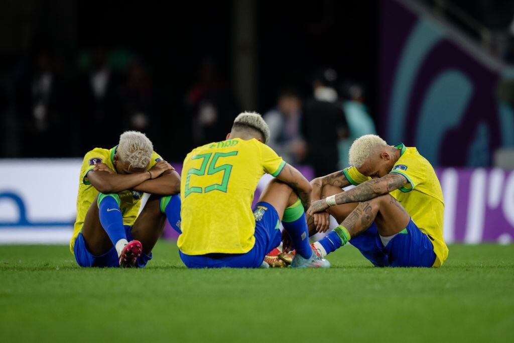 AL RAYYAN, QATAR - DECEMBER 09: Rodrygo, Pedro and Richarlison (L-R) of Brazil looking dejected after the FIFA World Cup Qatar 2022 quarter final match between Croatia and Brazil at Education City Stadium on December 09, 2022 in Al Rayyan, Qatar. (Photo by Marvin Ibo Guengoer - GES Sportfoto/Getty Images)