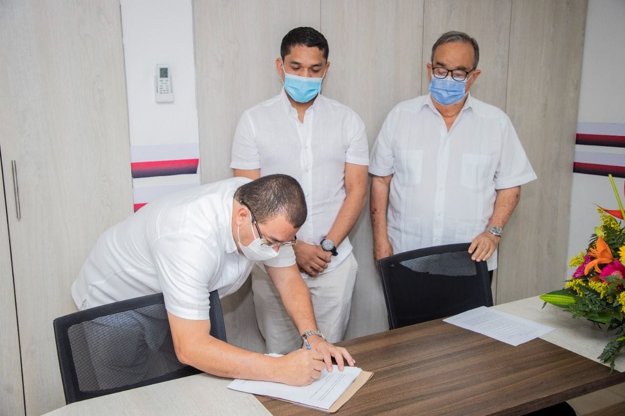 Tomó posesión el abogado Alberto Mario Garzón Wilches como nuevo contralor general del departamento del Magdalena para el periodo 2022-2025. Foto: Contraloría Departamental