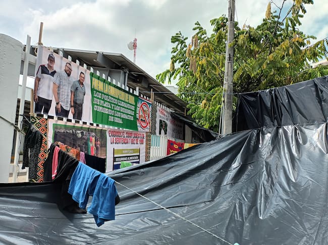 Pancarta alusiva a la supuesta injerencia política en Urrá. Foto: La W.