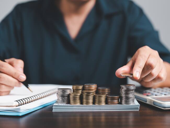 Hombre haciendo cuentas del ahorro que hace (Getty Images)