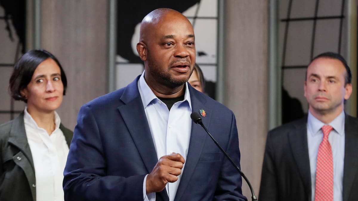 Citan a canciller para explicar plan de expedición de pasaportes después del 2 de octubre