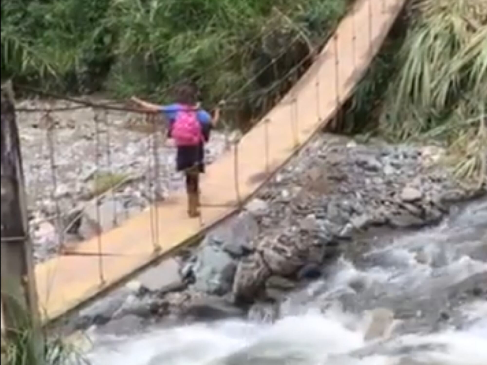 Puente colgante en la vereda La Lorena del municipio de Villahermosa, Tolima