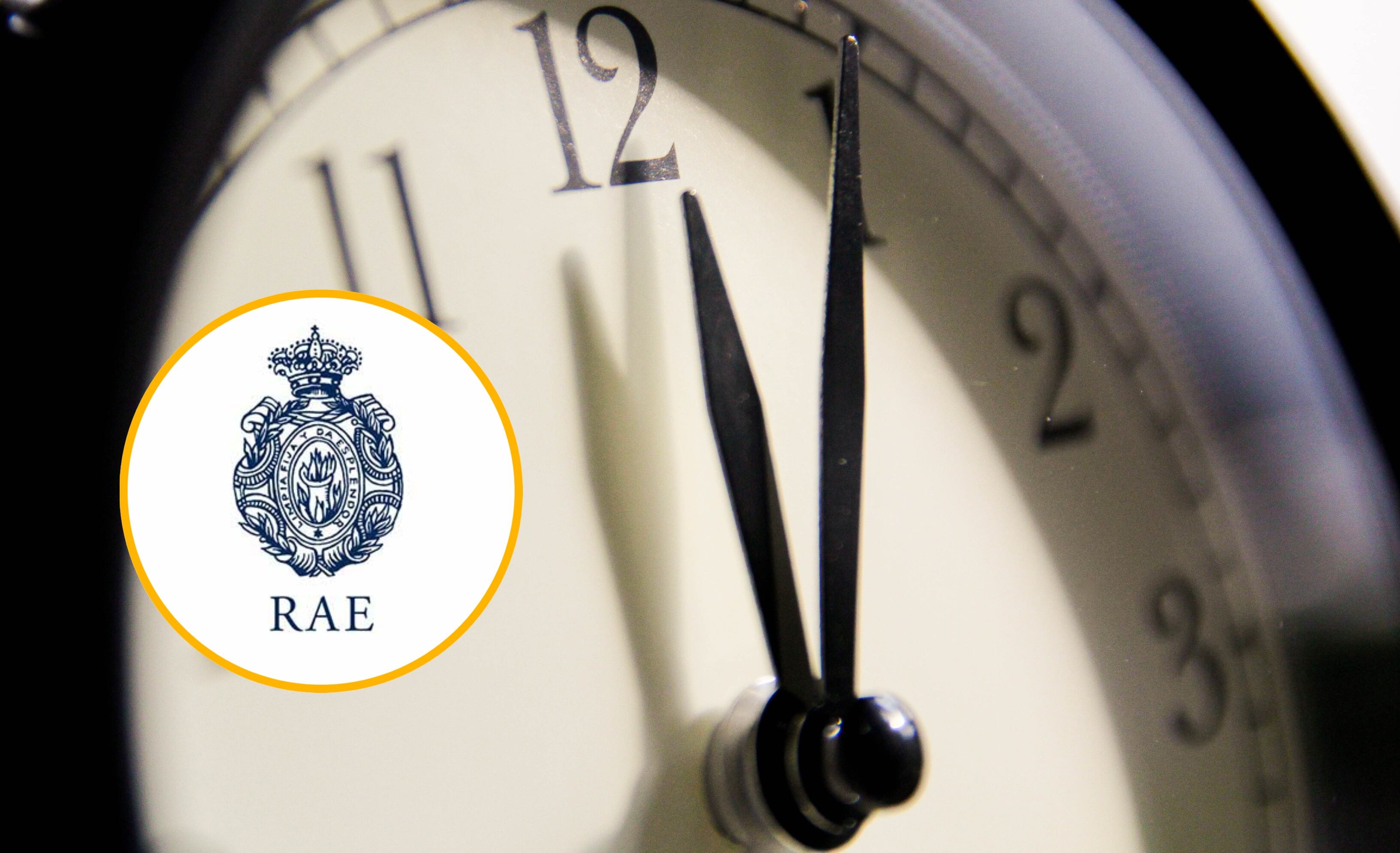 Reloj que apunta a las 12 de la mañana y logo de la RAE. Foto: Kinga Karseminzka vía Getty Images y página de la RAE. 
