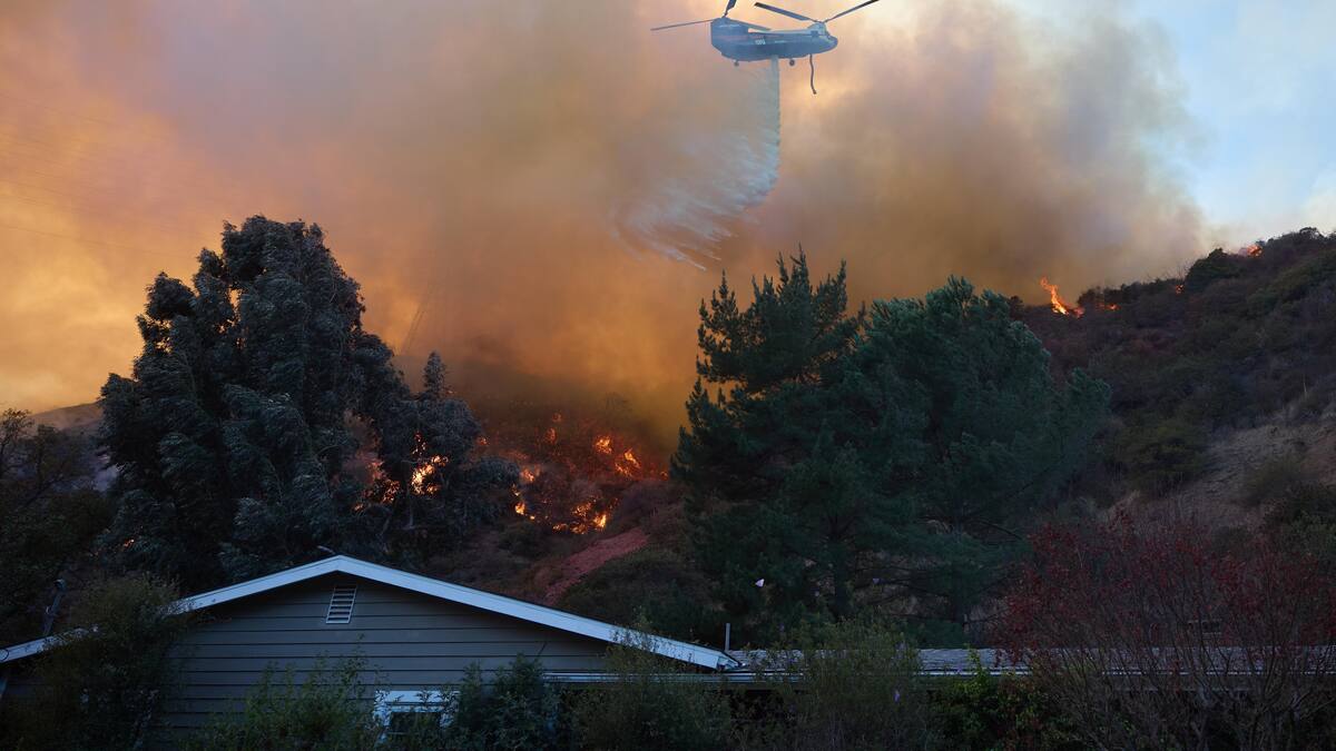 Los vientos de Santa Ana, un fenómeno que aviva los incendios de Los Ángeles