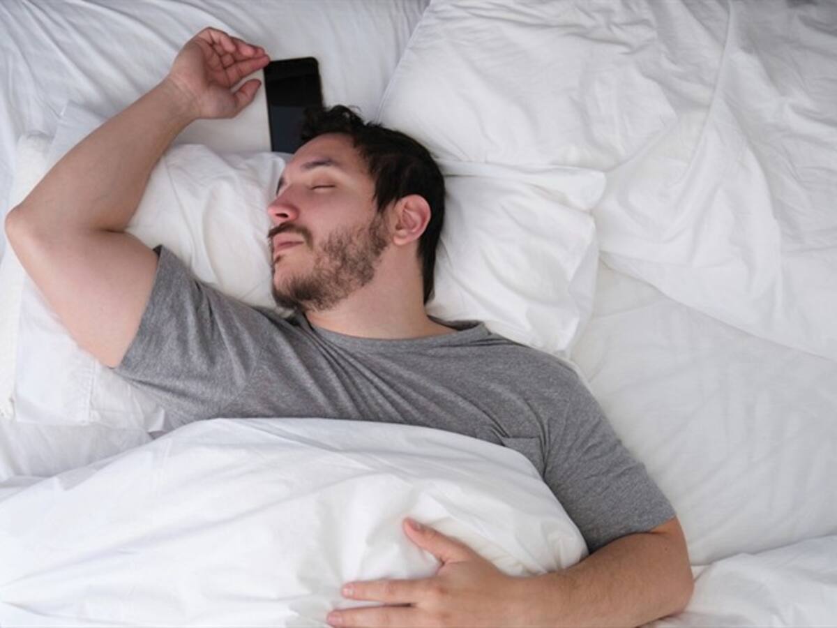 ¿Es dañino dormir con el celular debajo de la almohada?