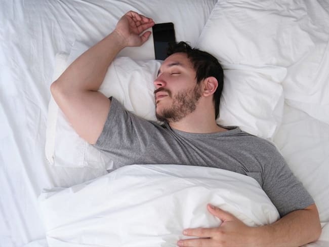 Conozca si en realidad es peligroso dormir con el teléfono móvil debajo de la almohada. . Foto: Getty Images