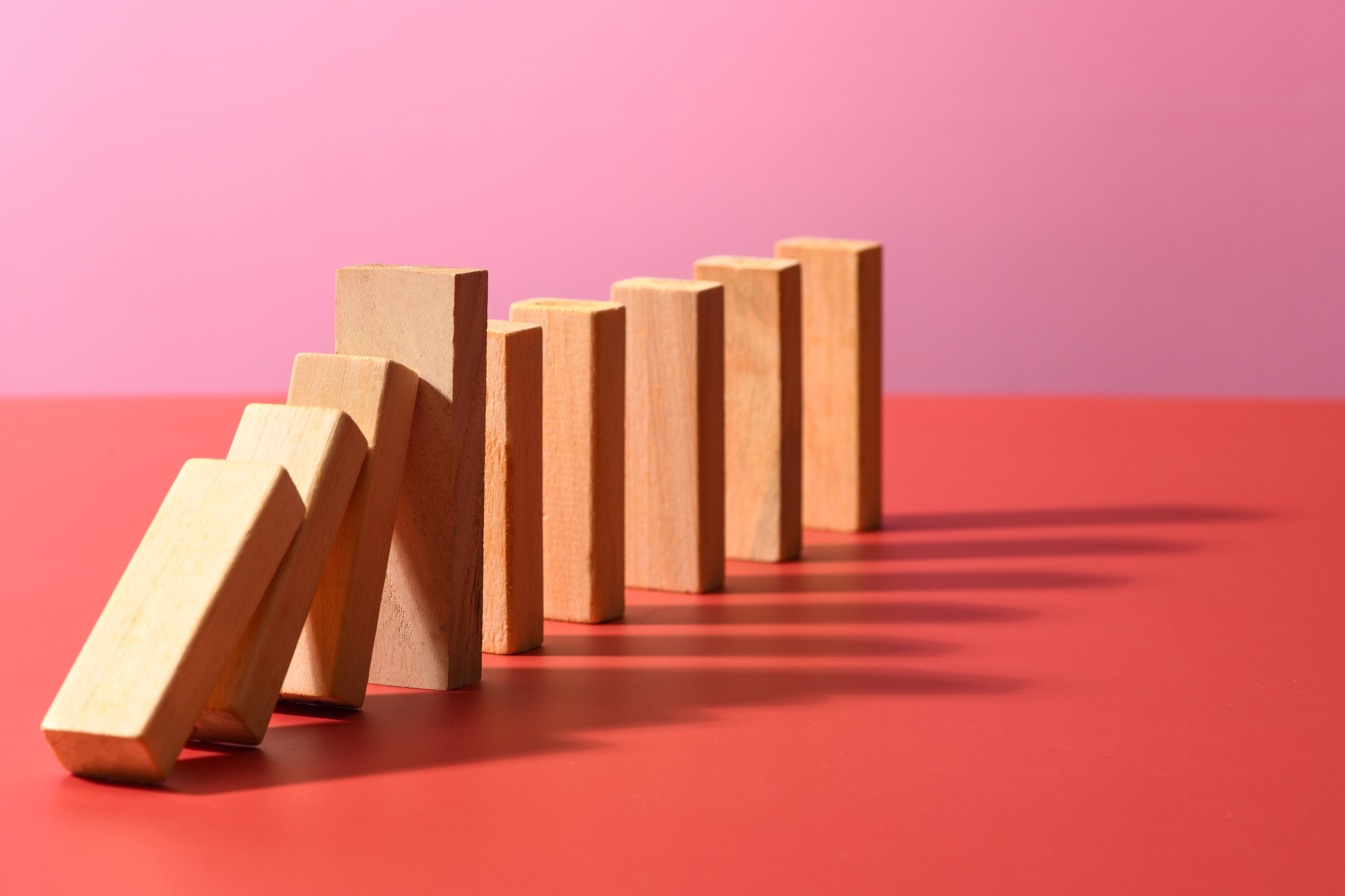 Imagen de referencia de fichas en caída. Foto: Jordan Lye / Getty Images